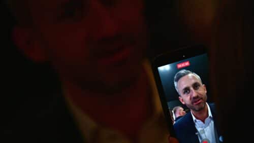 Ulrich Siegmund (AfD) auf dem Bildschirm eines Smartphones bei der AfD-Wahlparty in Magdeburg