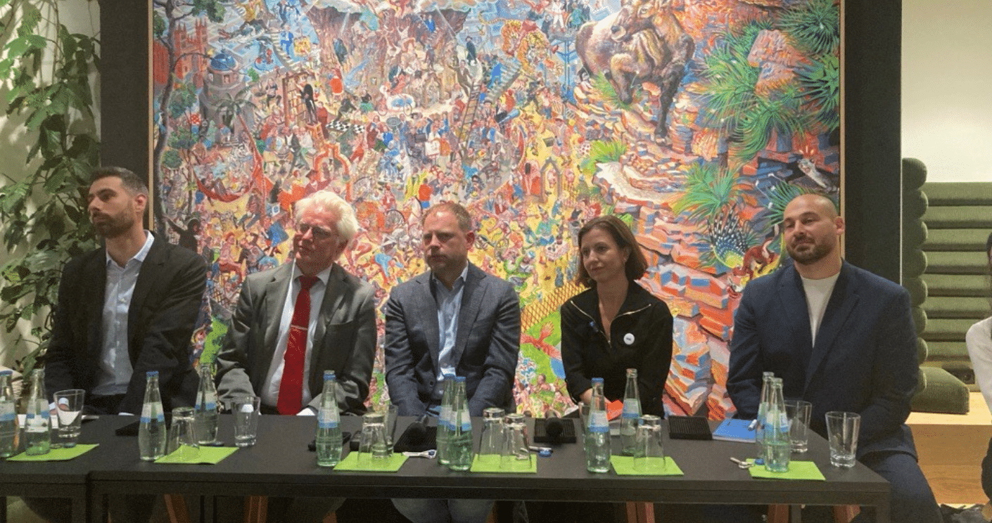 Vor der anstehenden Wahl in Berlin hatte das Quadriga-Café zur Wahlarena der kleineren Parteien geladen, es kamen (v.l.n.r.): Nico Poschinski (Tierschutzpartei), Martin Pohlmann (Die Partei), Christioph Meyer (FDP), Anna Auerbach (Volt) und Manaf Hassan (BSW), Foto: Ed Koch