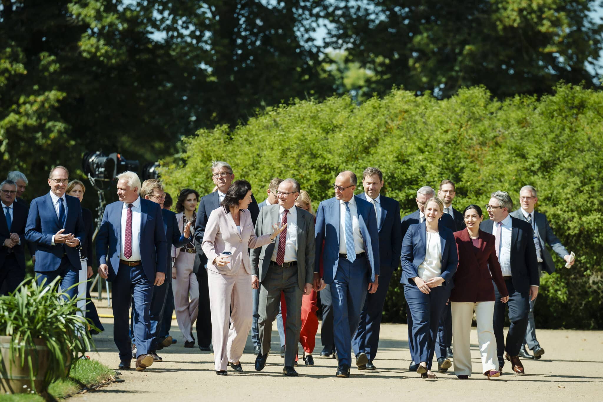 Bundeskanzler Friedrich Merz und Kabinettsmitglieder gehen im Schloss Neuhardenberg in einer Gruppe zusammen.