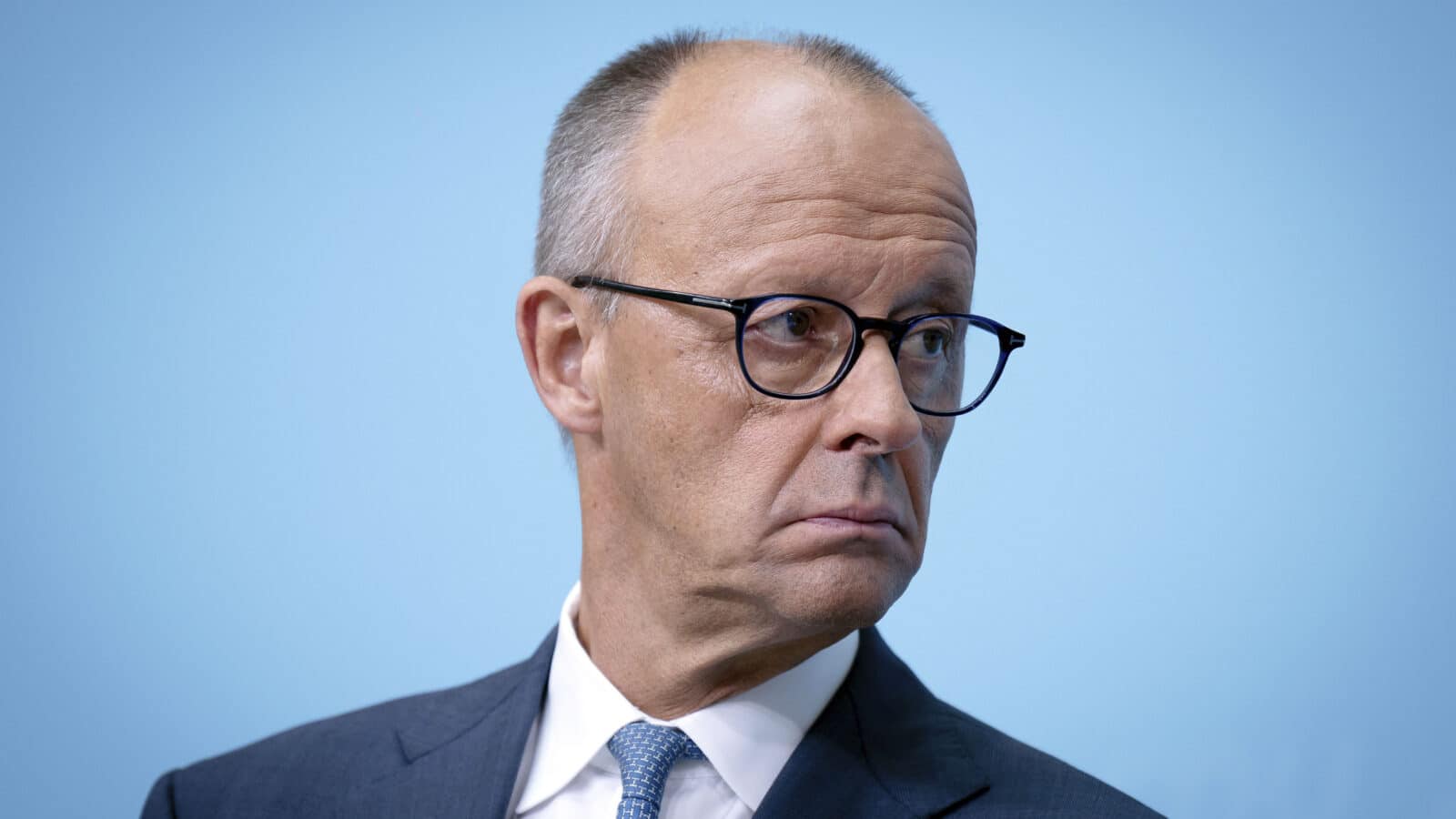 Die Regierung handelt zwar, die Bürger können aber nur die Rechnung sehen. Friedrich Merz bei der Pressekonferenz zur Wahl in Sachsen-Anhalt im Konrad-Adenauer-Haus, Berlin, 07.09.2026. Foto: Bernd Elmenthaler/Geisler-Fotopress/picture alliance.