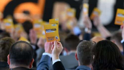 Delegierte heben auf dem CDU-Landesparteitag Sachsen-Anhalt in Dessau gelbe Stimmkarten.