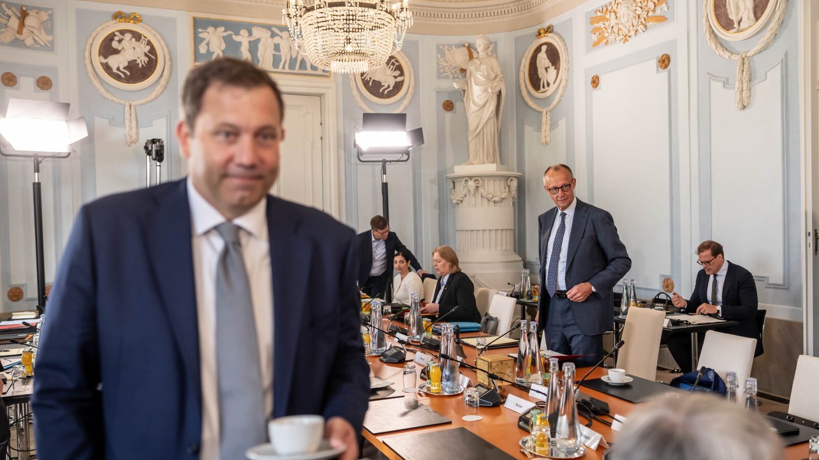 Im Sandkasten zählt, wer angefangen hat – in einer Regierung zählt es nicht. Lars Klingbeil und Friedrich Merz bei der Klausurtagung der Bundesregierung in Schloss Neuhardenberg am 26. August 2026. Foto: Michael Kappeler/picture alliance