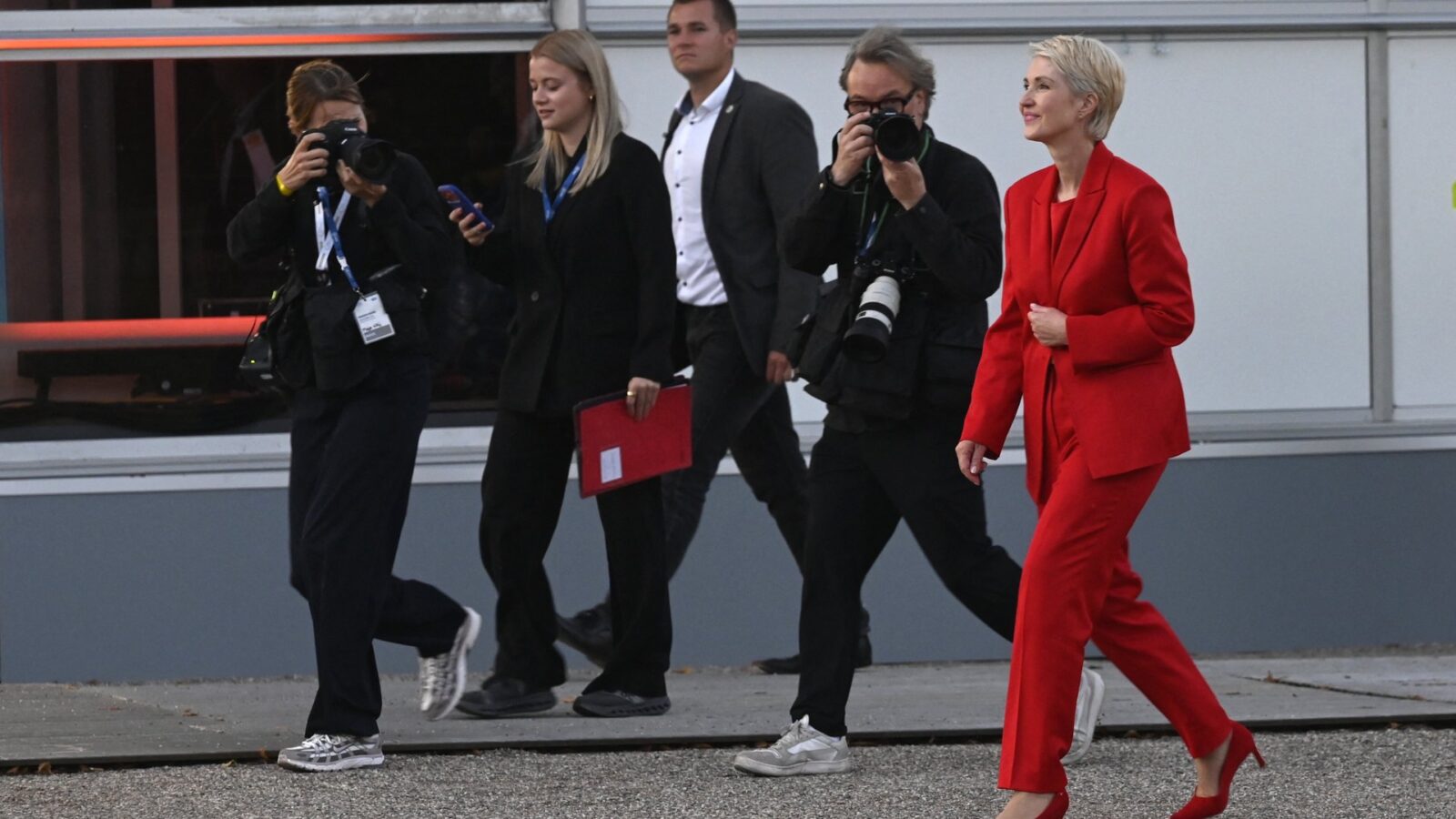 Die Öffentlichkeit kennt keinen Wahltag, sie urteilt jeden Tag. Manuela Schwesig (r.) und Lilly Blaudszun (2. v. l.) verlassen am Abend der Landtagswahl in Mecklenburg-Vorpommern die TV-Wahlstudios in Schwerin, 20. September 2026. Foto: Christophe Gateau/picture alliance/dpa