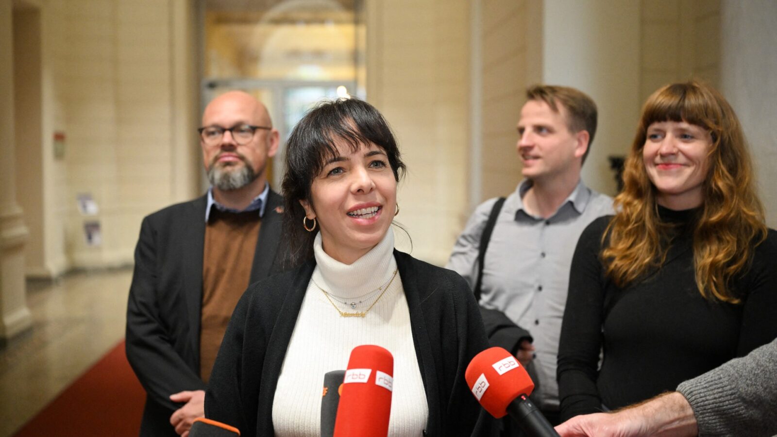 Der erste Ernstfall kam jetzt, bevor überhaupt verhandelt wurde. Linken-Fraktionschefin Elif Eralp gibt am 13. Oktober 2026 vor der Fraktionssitzung im Berliner Abgeordnetenhaus ein Statement, hinter ihr Tobias Schulze, Maximilian Schirmer und Kerstin Wolter. Foto: Soeren Stache/dpa/picture alliance