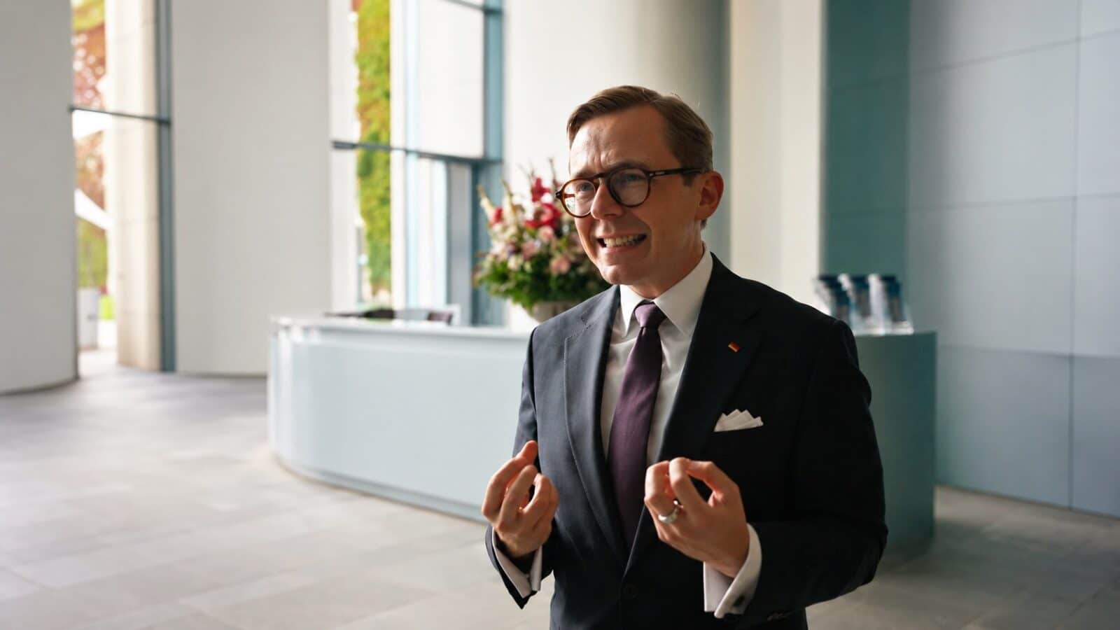 An der eigenen Rolle schreibt jedes Accessoire mit. Philipp Amthor (CDU) im Kanzleramt in der ZDF-Doku „Inside CDU“. Screenshot: ZDF