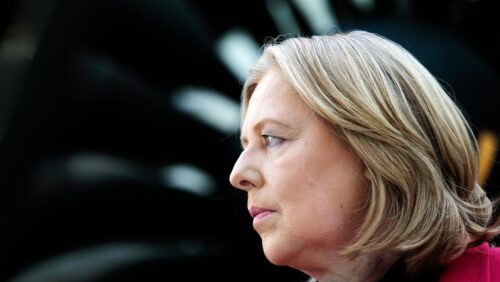 Bärbel Bas im Profil vor dunklem Hintergrund