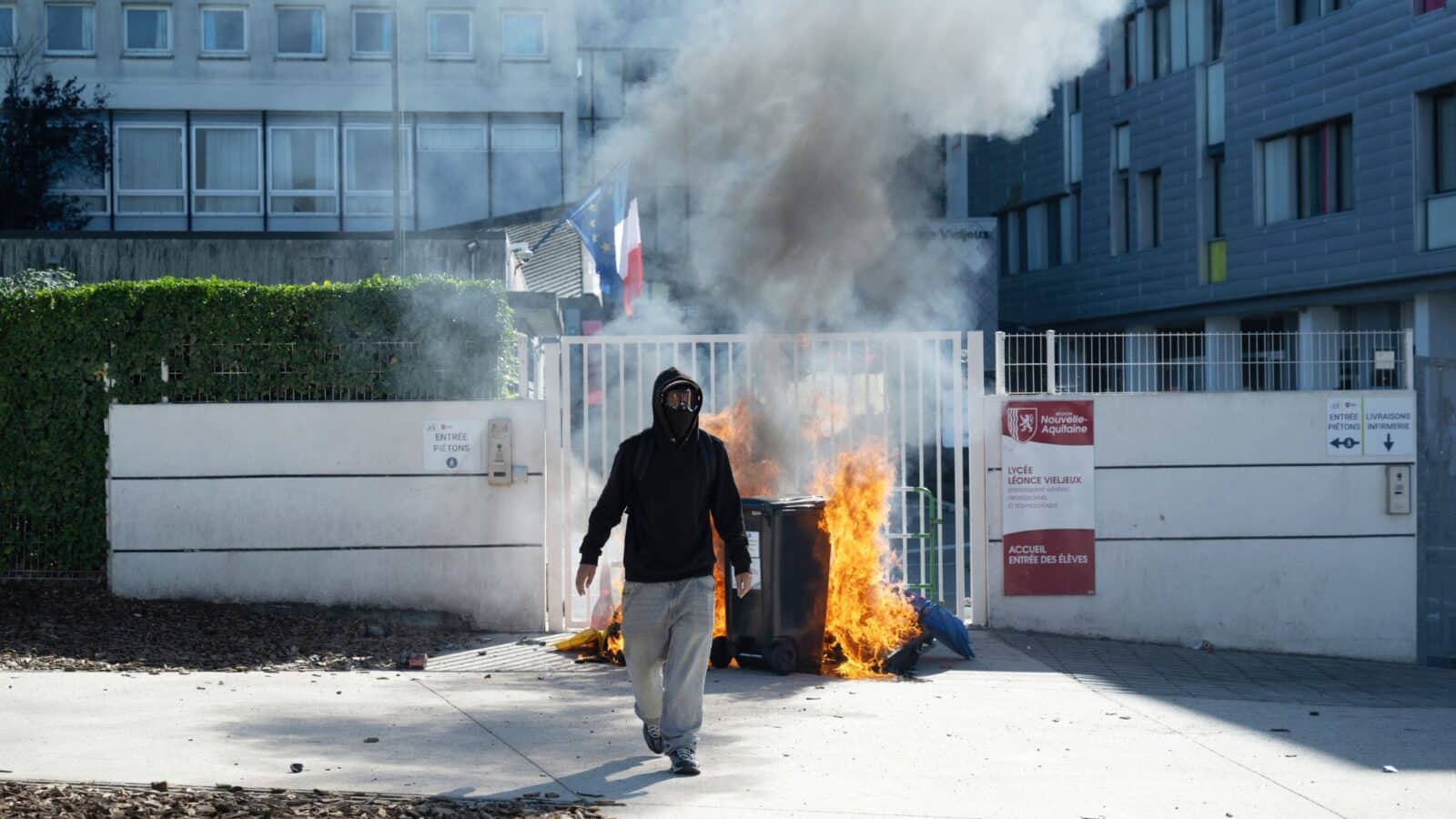 Schulblockade in La Rochelle: Wut über Missstände führt laut Nina Kolleck erst dann zu Gewalt, wenn weitere Bedingungen hinzukommen. Foto: picture alliance / abaca | Leoty/ANDBZ/ABACA
